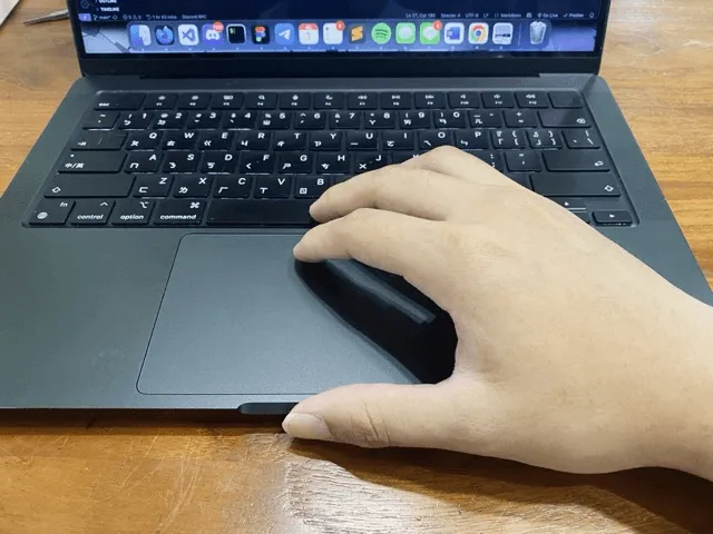 大拇指放在筆電前