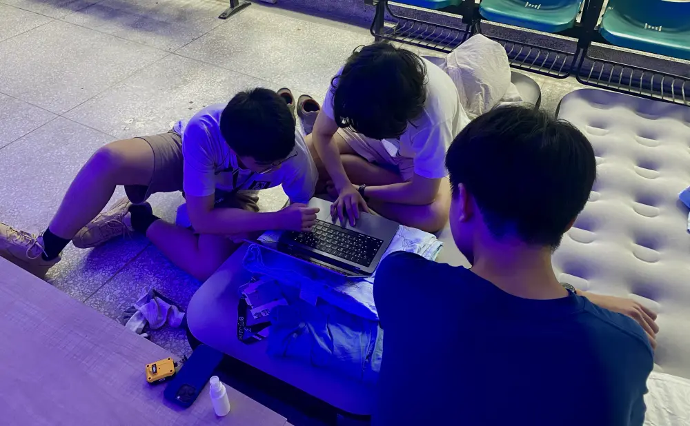 在地下室有氣墊床休息，臨時遇到問題起來處理