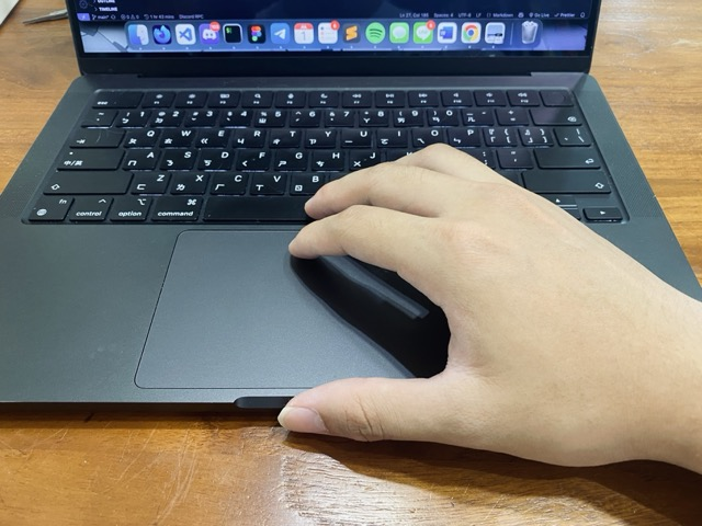 大拇指放在筆電前