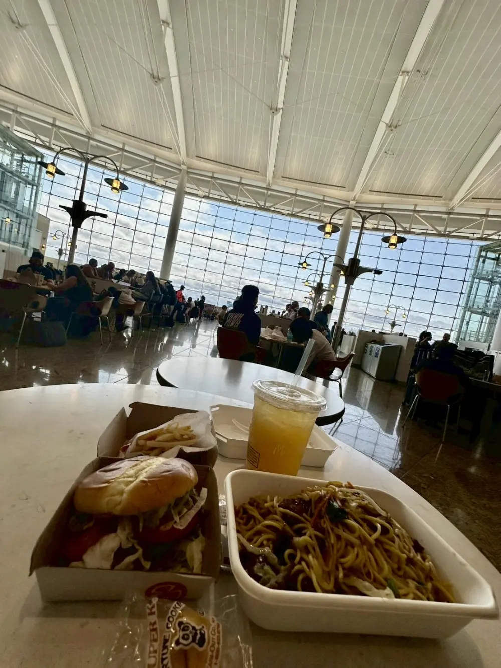 機場的甜炒麵還有麥當勞