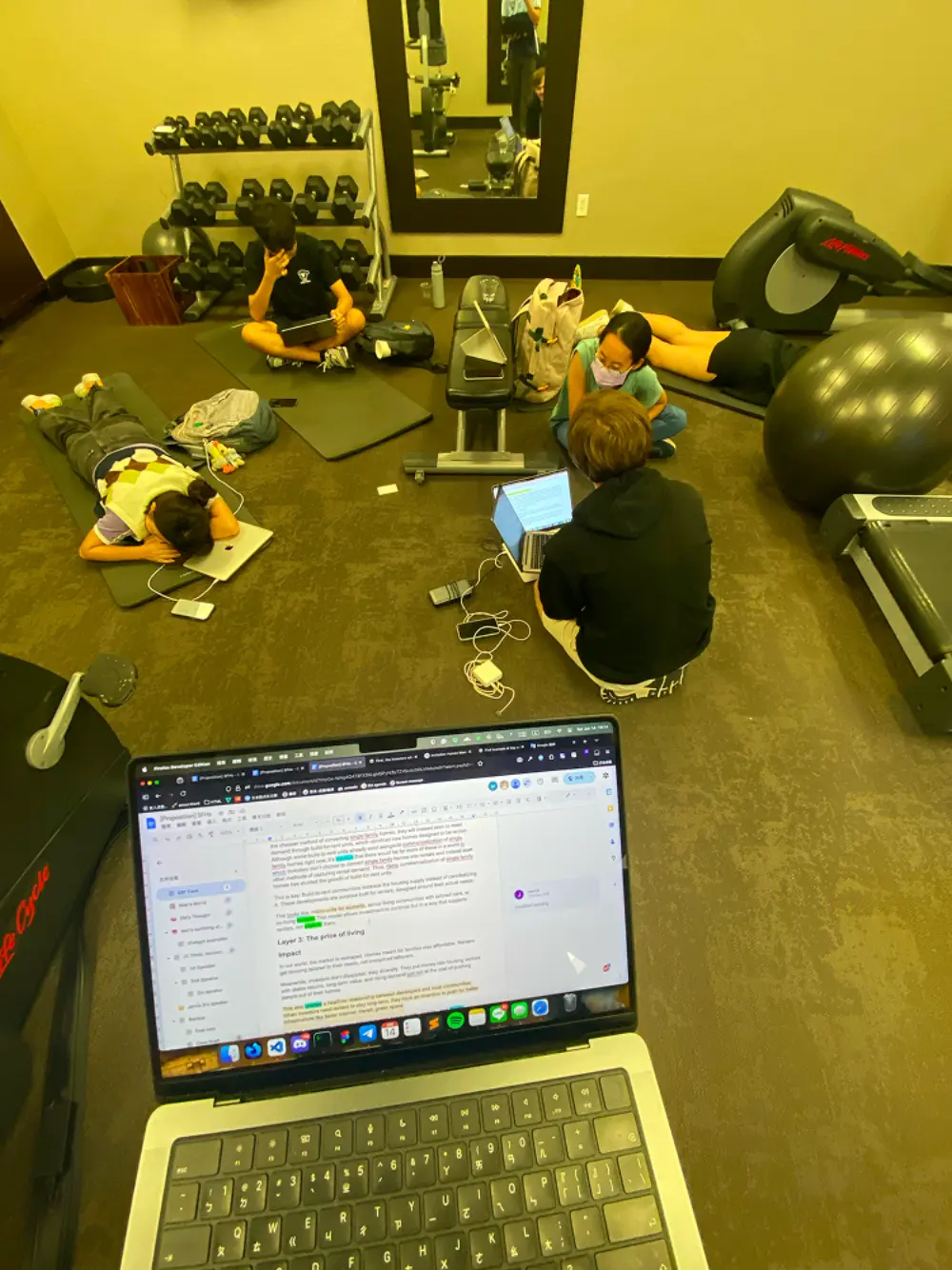 在健身房準備，夥伴在快充中...