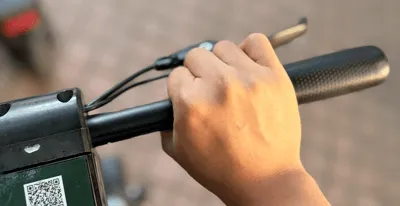 這樣握起來比較輕鬆，大拇指不會酸